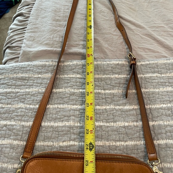 Fossil honey colored Camera Leather Crossbody Bag see photo for flaw - Picture 7 of 9